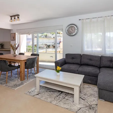 Stunning Home In Duba With House Sea View Duba
