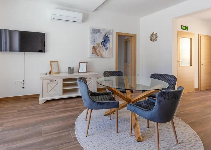 Semesterbostad Lovely In With Wifi Duba